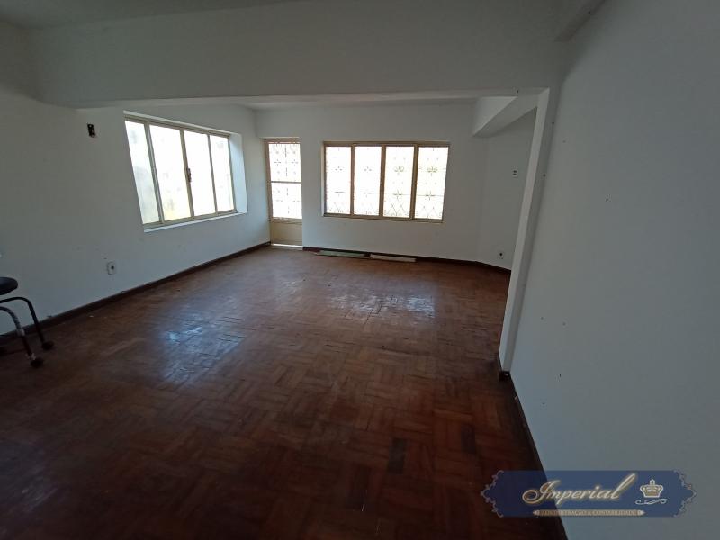 Casa à venda com 6 quartos, 250m² - Foto 3