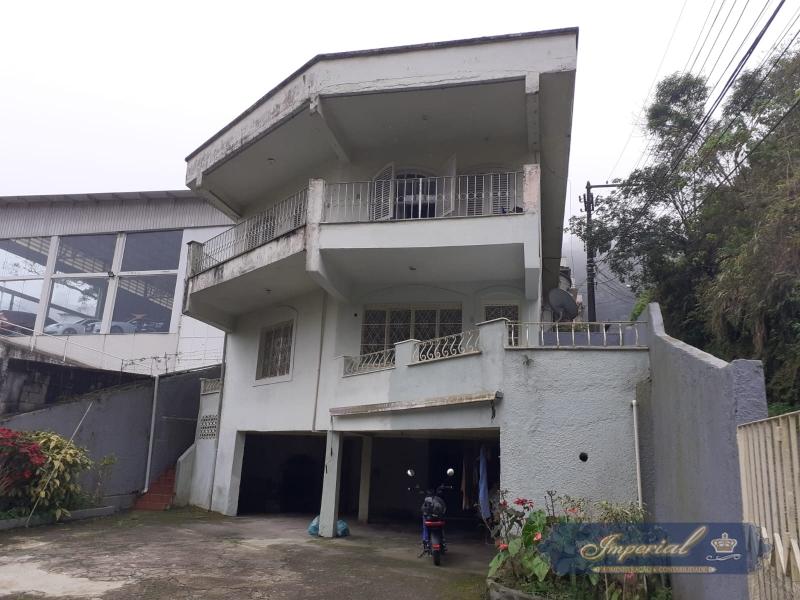 Casa à venda com 6 quartos, 250m² - Foto 1