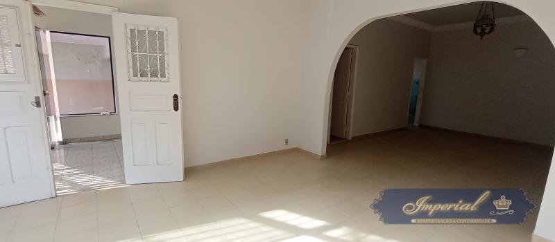 Casa à venda com 4 quartos, 250m² - Foto 2
