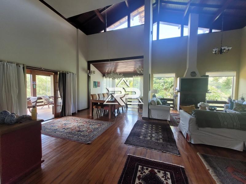 Comprar Casa em Itaipava, Petrópolis/RJ - Renata Pereira Corretora