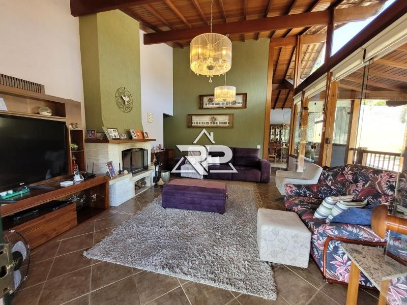 Comprar Casa em Itaipava, Petrópolis/RJ - Renata Pereira Corretora