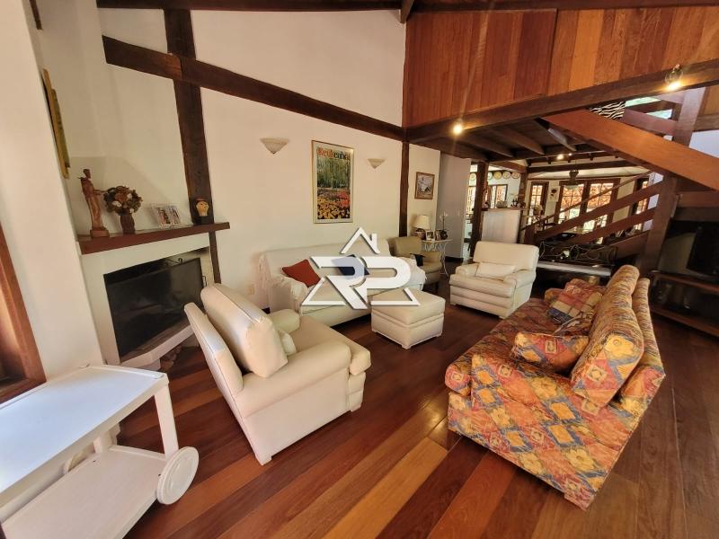 Comprar Casa em Itaipava, Petrópolis/RJ - Renata Pereira Corretora