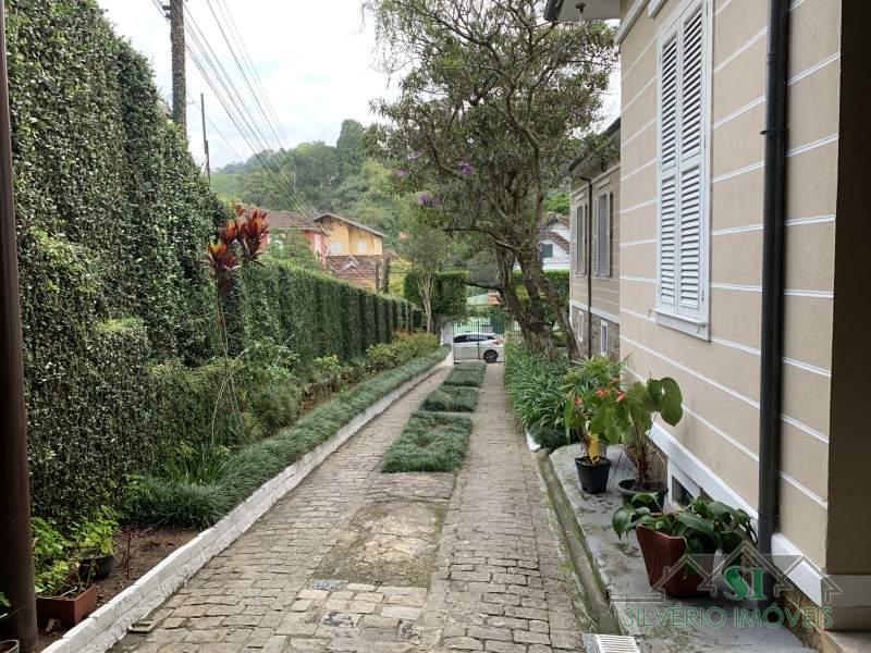 Casa à venda e aluguel com 5 quartos, 200m² - Foto 9