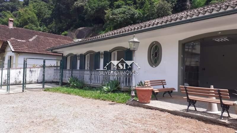 Casa à venda com 4 quartos, 300m² - Foto 2