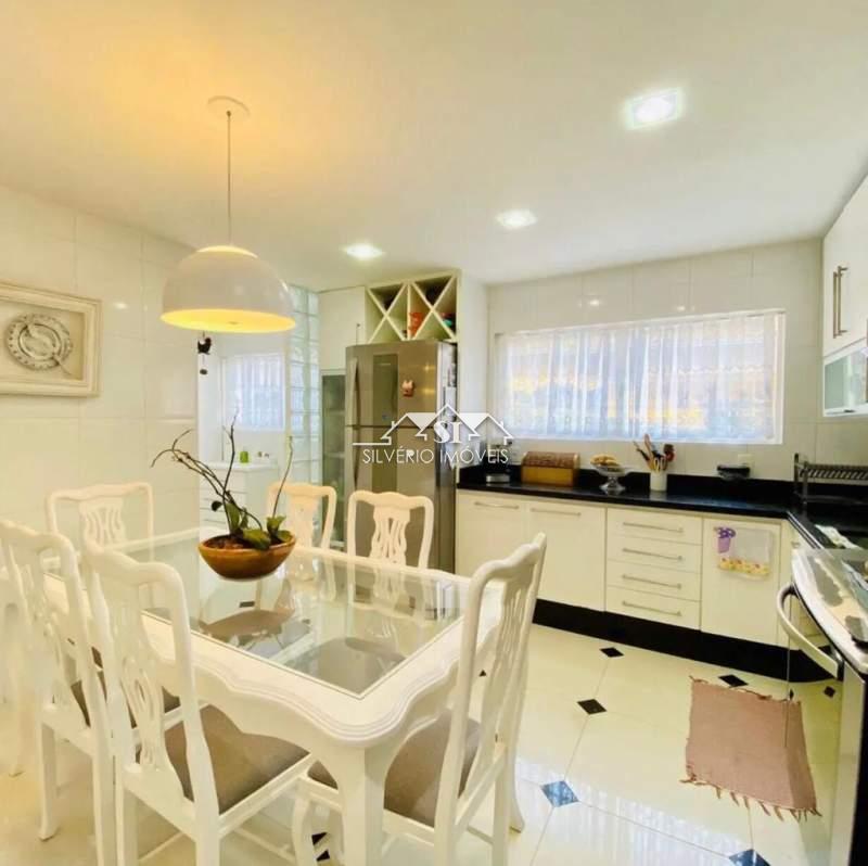 Casa à venda com 4 quartos, 300m² - Foto 13