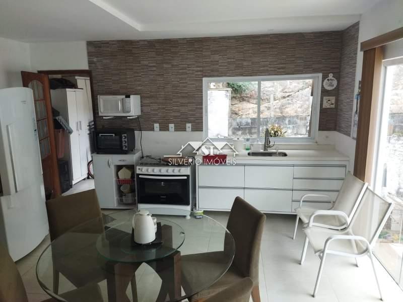 Casa à venda com 3 quartos, 240m² - Foto 2