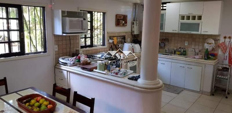 Casa à venda com 5 quartos, 300m² - Foto 11