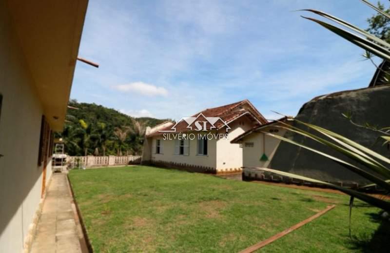 Casa à venda com 3 quartos, 500m² - Foto 4