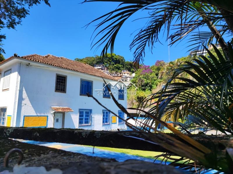 Casa à venda com 6 quartos, 250m² - Foto 2