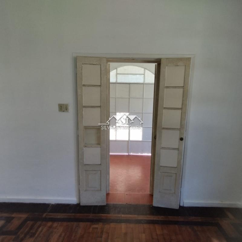Casa à venda com 6 quartos, 250m² - Foto 17
