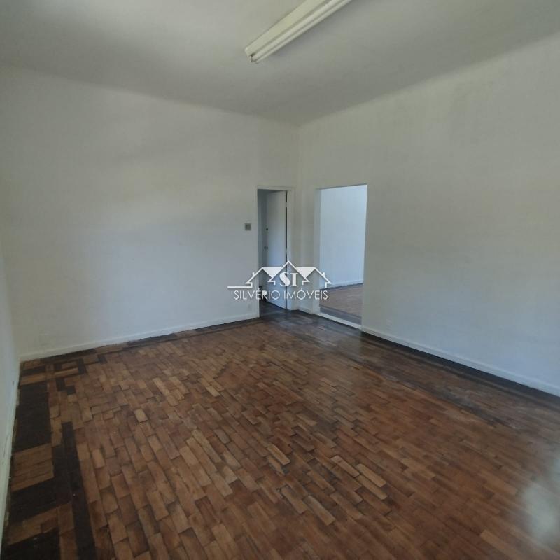 Casa à venda com 6 quartos, 250m² - Foto 21