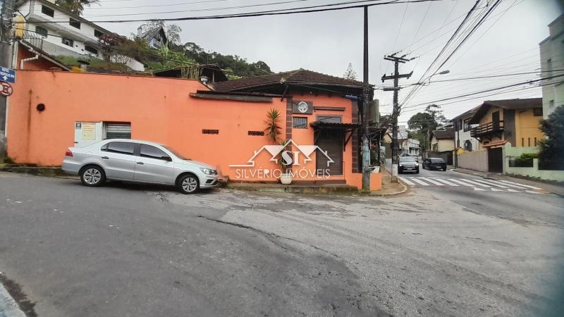 Casa à venda e aluguel com 5 quartos, 200m² - Foto 2