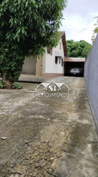 Casa à venda com 3 quartos, 630m² - Foto 1