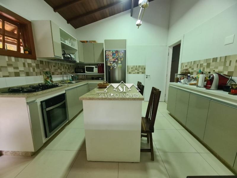 Casa à venda com 4 quartos, 300m² - Foto 4