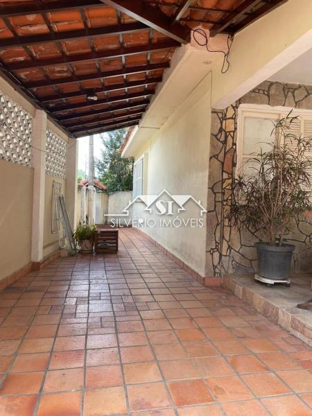 Casa à venda com 5 quartos, 210m² - Foto 2