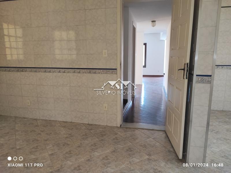 Casa para alugar com 4 quartos, 240m² - Foto 2