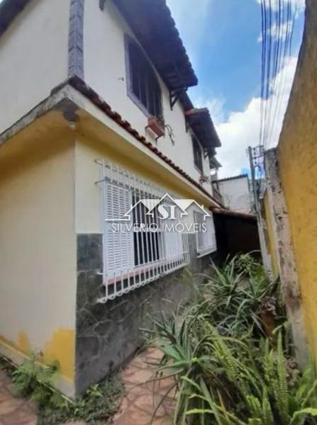 Casa à venda com 6 quartos, 250m² - Foto 1