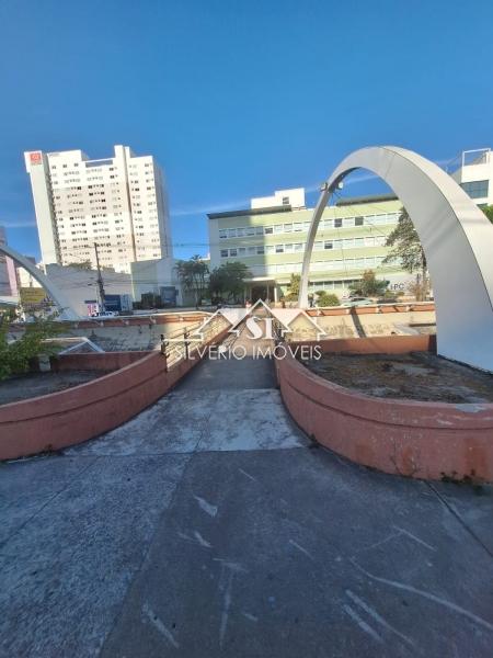 Casa à venda e aluguel com 8 quartos, 320m² - Foto 4