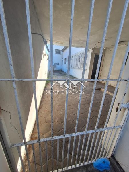 Casa à venda e aluguel com 8 quartos, 320m² - Foto 10