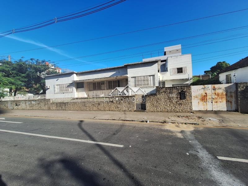 Casa à venda e aluguel com 8 quartos, 320m² - Foto 1
