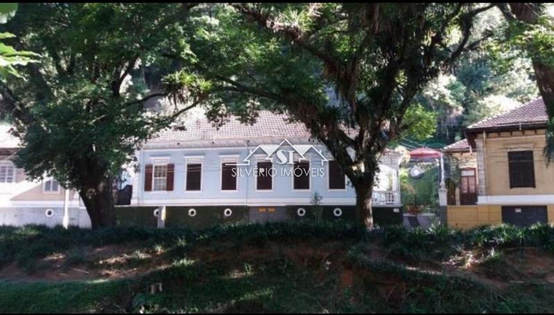 Casa à venda e aluguel com 6 quartos, 320m² - Foto 2