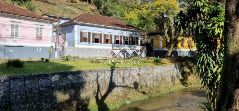 Casa à venda e aluguel com 6 quartos, 320m² - Foto 1