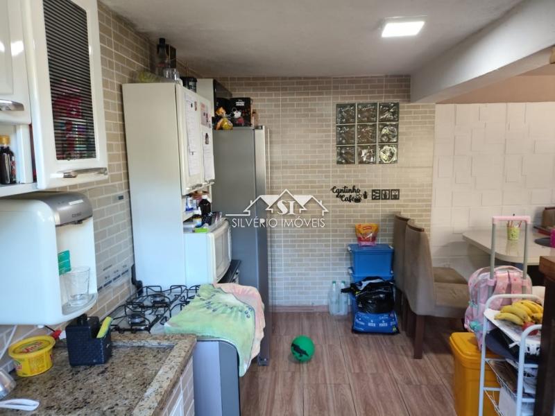 Casa à venda com 6 quartos, 200m² - Foto 4