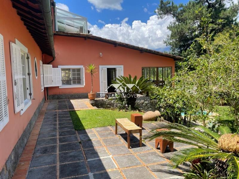 Casa à venda com 4 quartos, 300m² - Foto 2