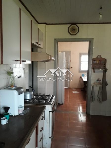 Casa à venda com 5 quartos, 200m² - Foto 4