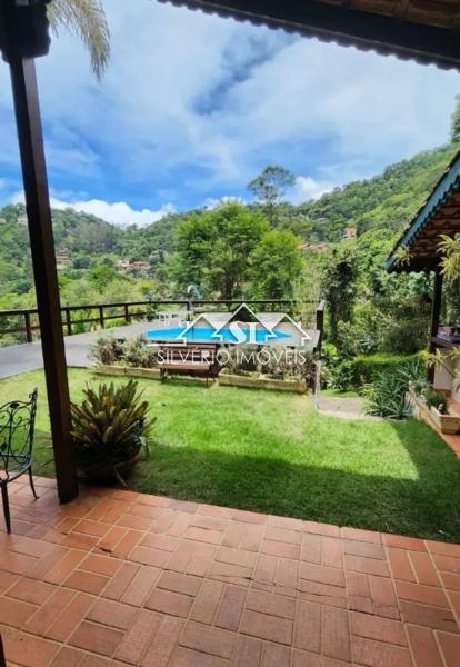 Casa à venda com 5 quartos, 200m² - Foto 2