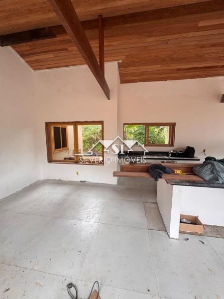 Casa à venda com 3 quartos, 225m² - Foto 4