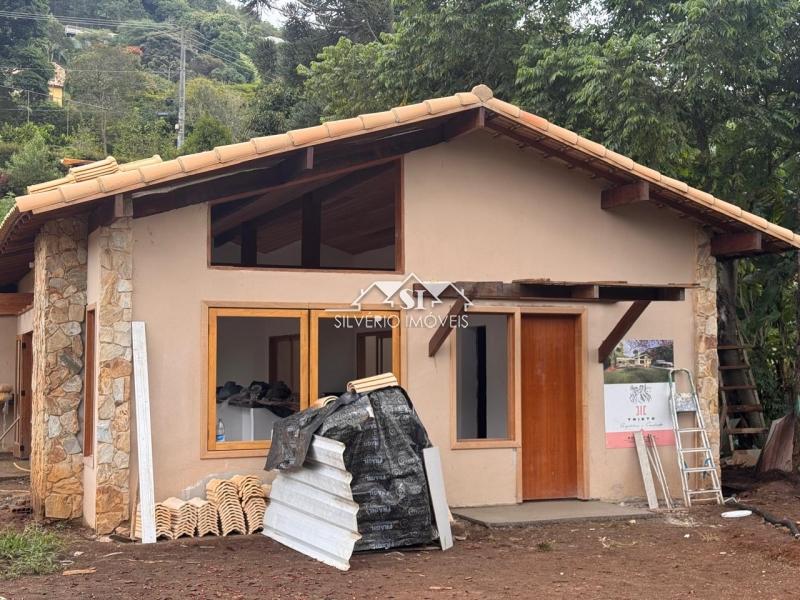 Casa à venda com 3 quartos, 225m² - Foto 1