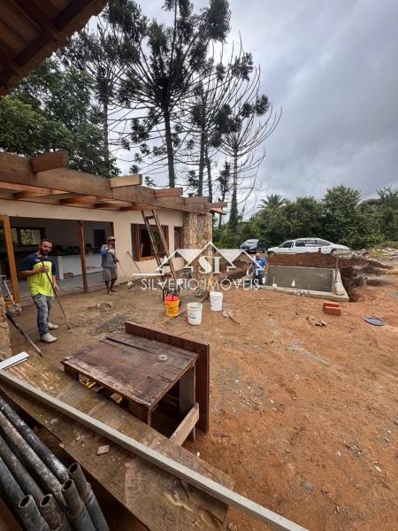 Casa à venda com 3 quartos, 225m² - Foto 2