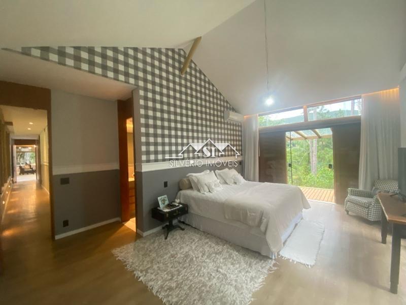 Casa à venda com 6 quartos, 400m² - Foto 17