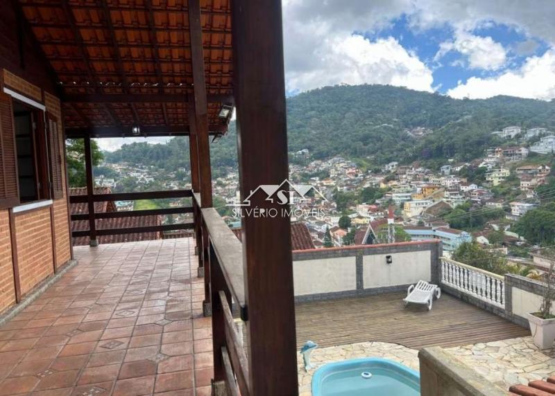 Casa à venda com 3 quartos, 340m² - Foto 2