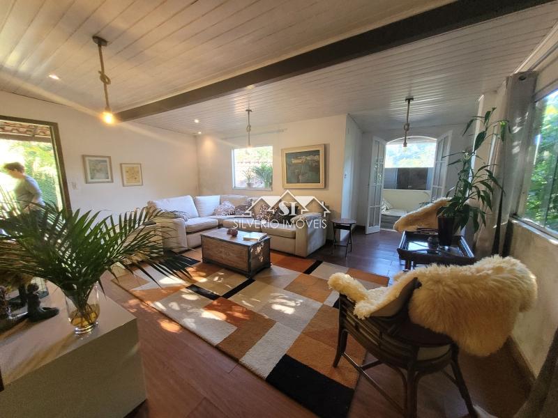Casa à venda com 2 quartos, 140m² - Foto 2