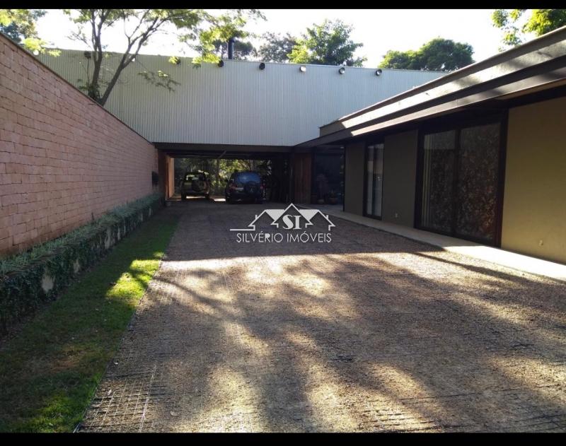 Casa à venda com 4 quartos, 600m² - Foto 2