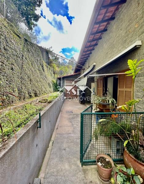 Casa à venda com 4 quartos, 240m² - Foto 2