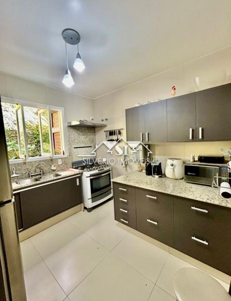 Casa à venda com 4 quartos, 240m² - Foto 25