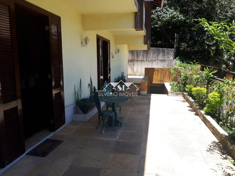 Casa à venda com 5 quartos, 195m² - Foto 2